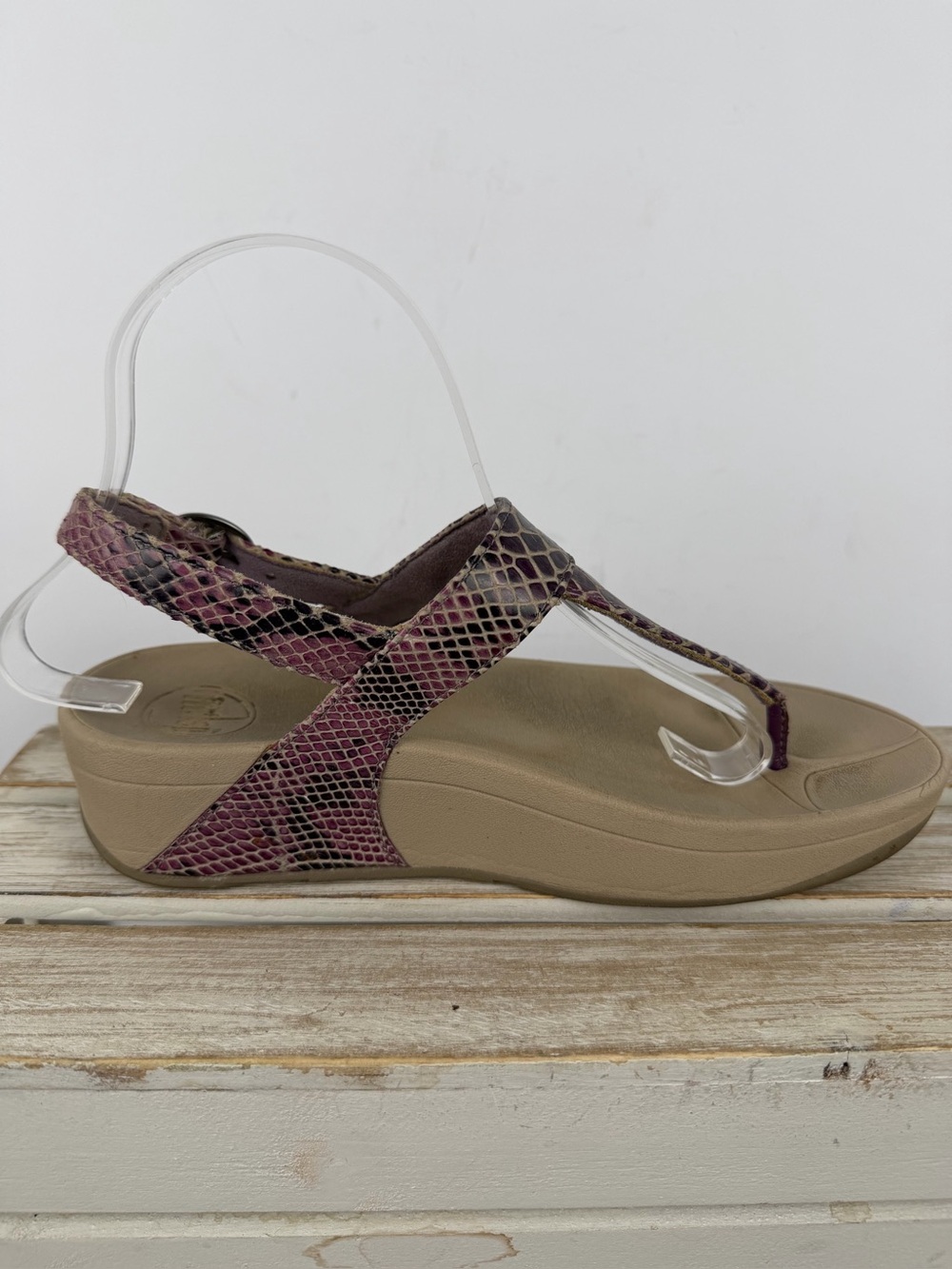 FitFlop sandals in a multicolored snake print with a T-strap design size 7 - Picture 2 of 12